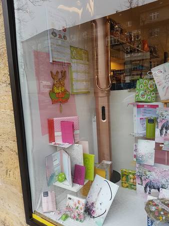 Schaufenster mit Osterdekoration, Kalendern, Grußkarten und Geschenkverpackungen.