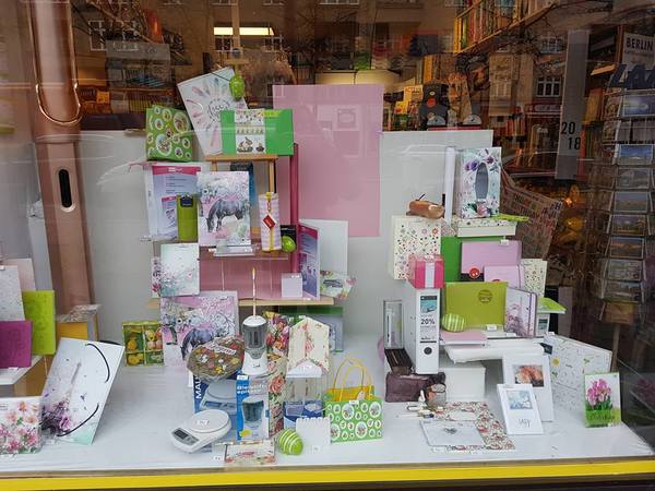 Schaufenster mit bunten Schreibwaren, Geschenkartikeln und Frühlingsdekorationen.